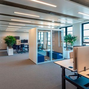 Am neuen Hauptsitz setzt Renault künftig auf das Shared-Desk-Prinzip ohne fest zugeordnete Schreibtische und bietet Mitarbeitern die Möglichkeit, anteilig im Homeoffice zu arbeiten. (Bild:  Renault)