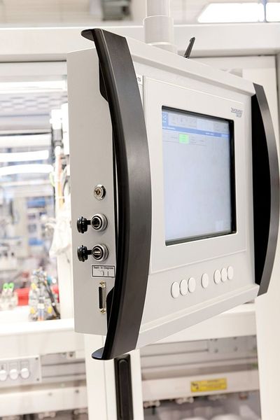 Bild 5: Dank kompakter Gehäuseform und geringer Einbautiefe lässt sich das Touchdisplay nutzerfreundlich in Maschinen und Anlagen integrieren.  (Bild: Eaton)