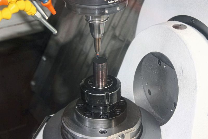 Die „Mikron Mill S 400 U“ von GF Machining Solutions bearbeitet hier ein Tiefziehwerkzeug beim Marburger Werkzeugbauer Seidel. Dort entstehen mithilfe eines umfangreichen Maschinenparks zur Zerspanung etwa hoch präzise Aluminumkomponenten für die Herstellung von Luxusgütern im Premium-Kosmetik- und -Pflegebereich. (GF)