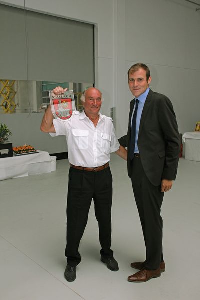 Bürgermeister Martin Mittag (r.) gratulierte Manfred Geiß: Durch die Erweiterung werden regionale Arbeitsplätze erhalten und vermehrt. (Bild: Königsreuther)