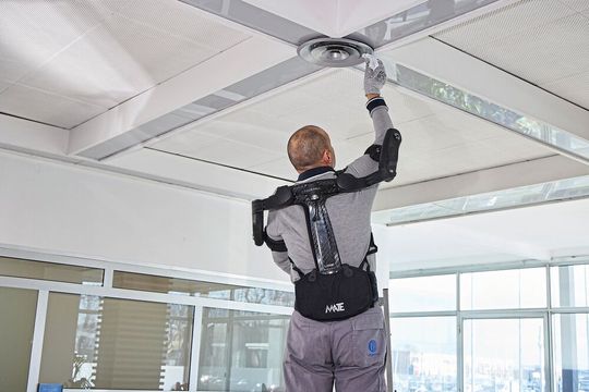 Mate-XT Go supports the arms and shoulders during overhead work and repetitive tasks and is designed to significantly reduce muscle strain in everyday working life.(Image: Comau)