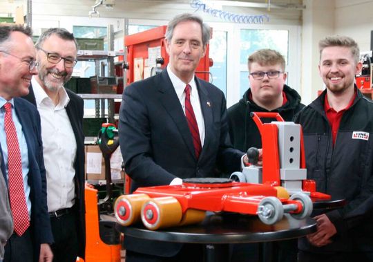 Der US-Generalkonsul Norman Thatcher Scharpf (Mitte) hat Jung Hebe- und Transporttechnik in Waiblingen besucht. Links neben ihm, Thomas Würthele, der Jung-Geschäftsführer, rechts daneben zwei Jung-Auszubildende. Lesen Sie hier, worum es dabei ging.(Bild:  Jung)