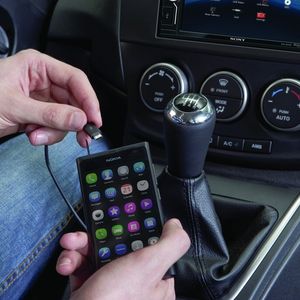 Zwei Geräte können gleichzeitig über USB-Ports an das Auto-Unterhaltungssystem angeschlossen werden.
