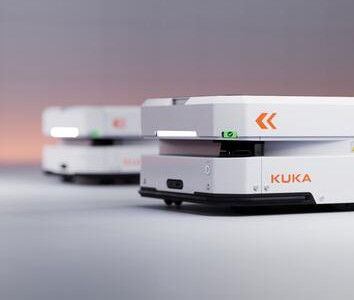 Das breite Portfolio an AMR macht die Materialflüsse schneller und einfacher.(Bild:  KUKA)