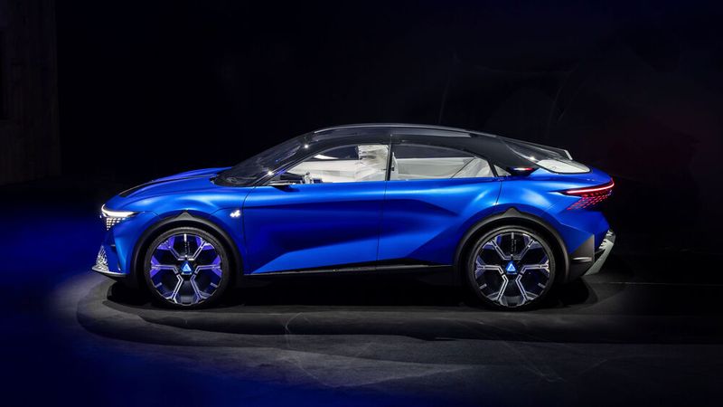 So stand der Alpine 390 auf dem Pariser Autosalon. Noch öffnen die Seitentüren gegenläufig ohne Mittelpfosten, was im Serienmodell im nächsten Jahr nicht zu finden sein wird. (Bild: Alpine/Adrien Cortesi)