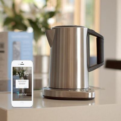 Der „iKettle“-WLAN-Wasserkocher kann via SMartphone aktiviert werden, hat 4 variable Temperaturkontrollen (65, 80, 95 und 100 Grad), eine Warmhaltefunktion, „Welcome home und Wake up“-Modus und vieles Mehr. Kostenpunkt bei radbag.de: 129,95 Euro.
 (www.radbag.de)