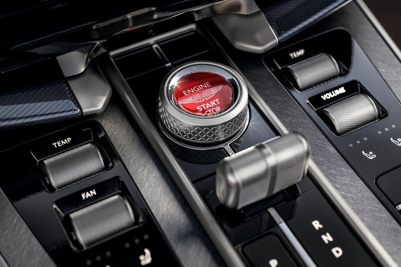 Der rote Startknopf ist eine Hommage an den Ur-Vanquish, bei dem sich ein roter Startknopf im oberen Drittel der Mittelkonsole befand. (Bild: Aston Martin)