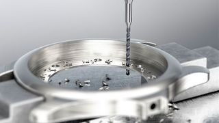 Der schwedische Werkzeughersteller Sandvik Coromant hat zwei neue Serien von Mikrobohrern, deren Rundlauf sehr präzise ist: Den Corodrill 862 mit GM-Geometrie (hier bei der Arbeit, an einem Uhrgehäuse) und den Corodrill 462 mit XM-Geometrie (Siehe Bild im Textverlauf). (Sandvik Coromant)
