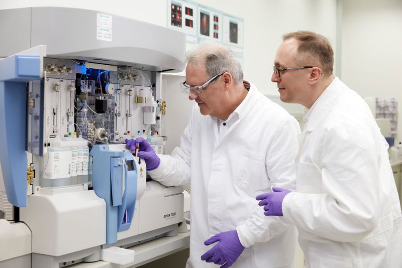 Und als drittes das niederländisch-österreichische Team von Jan van den Boogaart und Oliver Hayden für die Entwicklung eines schnellen, präzisen, computergestützten Bluttests für Malaria. (EPO)