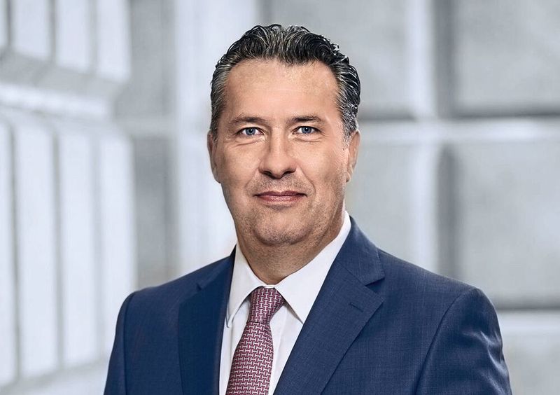 Der langjährige und ehemalige Leiter der Business Group Europe, Matthias Holzammer, ist neuer CEO von Autoneum. Er folgt auf Martin Hirzel, der im gegenseitigen Einvernehmen das Unternehmen verlassen wird. 

Matthias Holzammer hat seine operative Expertise als Leiter der Business Group Europe unter Beweis gestellt, die er ab 2012 restrukturierte und seinen Angaben zufolge zu einer profitablen Business Group transformierte. Anfang des Jahres hatte er den Automobilzulieferer verlassen, um sich nach den erreichten Erfolgen mit der Business Group Europe neuen beruflichen Herausforderungen zu stellen, die er als neuer CEO in Angriff nehmen wird. Holzammer soll nun das USA-Geschäft wieder auf Kurs bringen. Wie das Unternehmen mitteilte, seien die operativen und kommerziellen Probleme in Nordamerika tiefgreifender als erwartet und die Verbesserung der Resultate erfordern mehr Zeit als erwartet. 

Matthias Holzammer studierte Wirtschaftsingenieurwesen mit den Schwerpunkten Produktion und Logistik an der Fachhochschule Würzburg-Schweinfurt und ist diplomierter Wirtschaftsingenieur. (Autoneum)