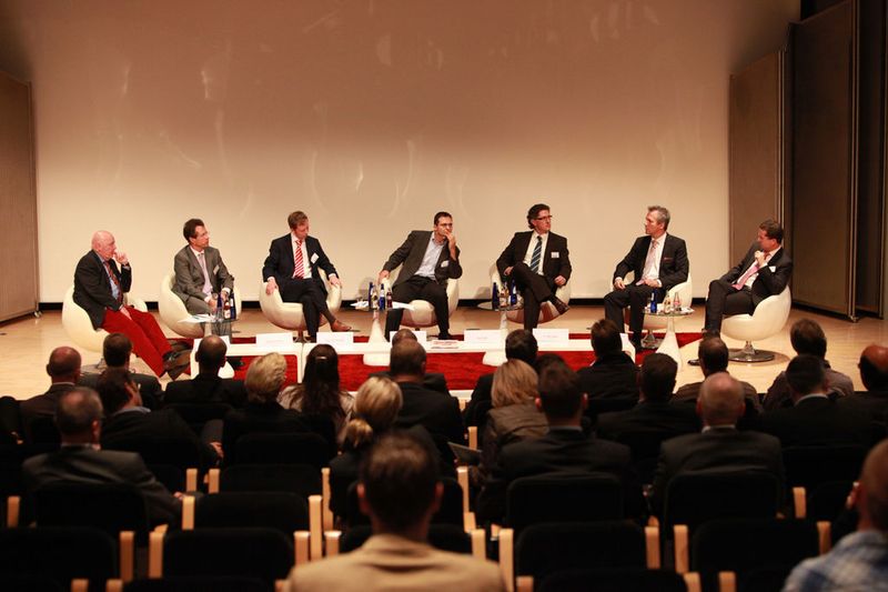 Podiumsdiskussion auf der Publica: (v.l.n.r.) Ingolf Hahn, Gechäftsführer Entrada, Raimund Genes, CTO Core Tech & Anti-Malware Trend Micro, Dr. John Röcher, Senior Consultant Consulting Services bei Computacenter, Dr. Andreas Bergler, Leitender Redakteur IT-BUSINESS (Moderation), Olaf Otahal, Gechäftsführer Atelion, Dr. Peter Schill, Director Channel Sales EMEA bei Safenet und Oliver Wibbe, Sales Director Enterprise und Channel, Symantec Hosted Services. (Archiv: Vogel Business Media)