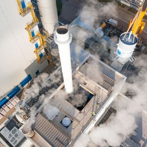 Einhub des Elektrodenkessels durch das Dach des Gas- und Dampfturbinenkraftwerks 2 der Infra Leuna am Chemiestandort Leuna.(Bild:  Infra Leuna/ Lx Press)