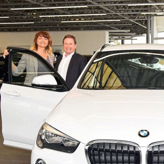 Gemeinsam für eine bessere Ausbildung: (v.li.) Jennifer Peter, die Leiterin ders BTZ Cottbus-Gallinchen, und Olaf Wernecke, Geschäftsführer des Autohauses Wernecke. (Bild:  Innung Cottbus)