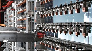 Ein universelles Handlingsystem eignet sich für Werkstücke, Elektroden und Fräswerkzeuge gleichermaßen. Es arbeitet technologieübergreifend auch mit anderen zur Fertigung gehörenden Maschinen.  (Bild: ZK)