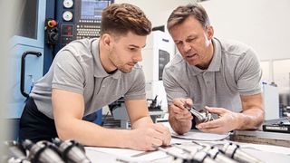 Was den deutschen Mittelstand betrifft, so ist für diesen das gravierendste Problem, Fachkräfte zu bekommen, wie eine Umfrage zeigt. Helfen sollen Technik und Digitalisierung nebst Ausbildung. Doch dabei hapert es noch ... (Bild: Monkey Business - stock.adobe.com)