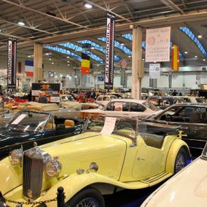 Drängende Enge herrscht auch diese Jahr auf der Techno Classica, vor allem bei Fahrzeugen. Wie schon im vergangenen Jahr waren immer noch Bauarbeiten auf dem Messegelände im Gange.