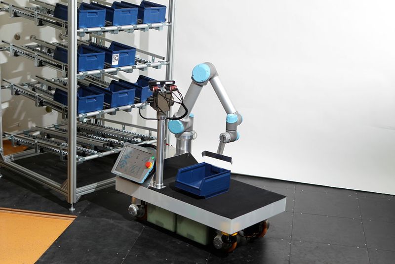 Der rob@work 3, entwickelt vom Fraunhofer-Institut für Produktionstechnik und Automatisierung IPA, integriert Komponenten für alle Teilbereiche der Servicerobotik in eine Plattform. So ermöglichen es 3D­Kamera, Stereokamerasysteme sowie zwei Laserscanner dem Roboter, seine Umgebung wahrzunehmen. Hier im Bild die Variante mit einem Leichtbauroboter von Universal Robots. (Fraunhofer-IPA)