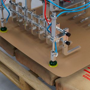 Der Sackgreifer LBG-50 kann Beutel und Säcke auch mit Zwischenlagen handhaben.(Bild:  Piab Vakuum)