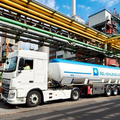 Delivery of biogenic CO₂ to Covestro's site in NRW. 