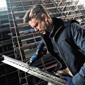 Leicht und ohne allzu großen Mühen schneide sich die Trutool C 200, unterstützt durch einen leichten Eigenvorschub, mit einer Maximalgeschwindigkeit von 10 mm/min durch Stahlbauteile.