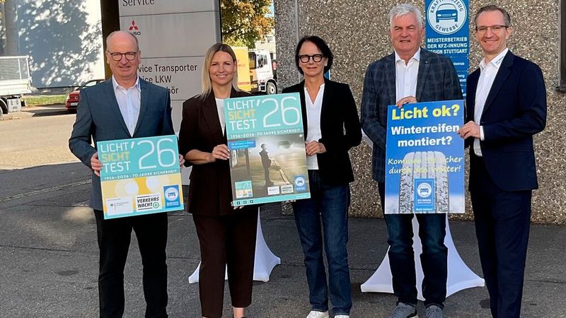 Start in Stuttgart (v.l.): Christian Reher, Geschäftsführer der Innung des Kfz-Gewerbes Region Stuttgart, Katharina Braun, stellvertretende Obermeisterin der Innung und Geschäftsführerin des Autohaus Zweig, Susanne Bay, Regierungspräsidentin des Regierungsbezirks Stuttgart, Burkhard Metzger, Präsident der Landesverkehrswacht Baden-Württemberg sowie Frank Schnierle, Obermeister der Innung. (Bild: dfd)