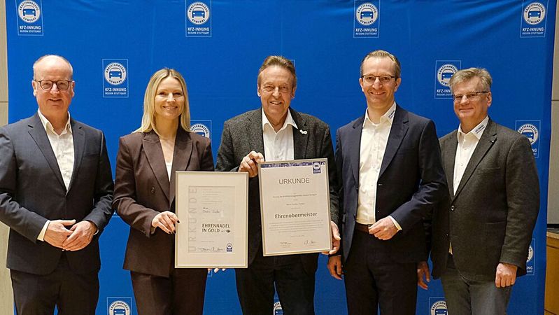 Geschäftsführer Christian Reher der Innung Region Stuttgart (l.) gratuliert Katharina Braun (stellvertretende Obermeisterin), Torsten Treiber (Ehrenobermeister) und Frank Schnierle als neuem Obermeister der Region Stuttgart. Reiner Äckerle ist ebenfalls stellvertretender Obermeister.(Bild:  Holger Zietz - VCG)