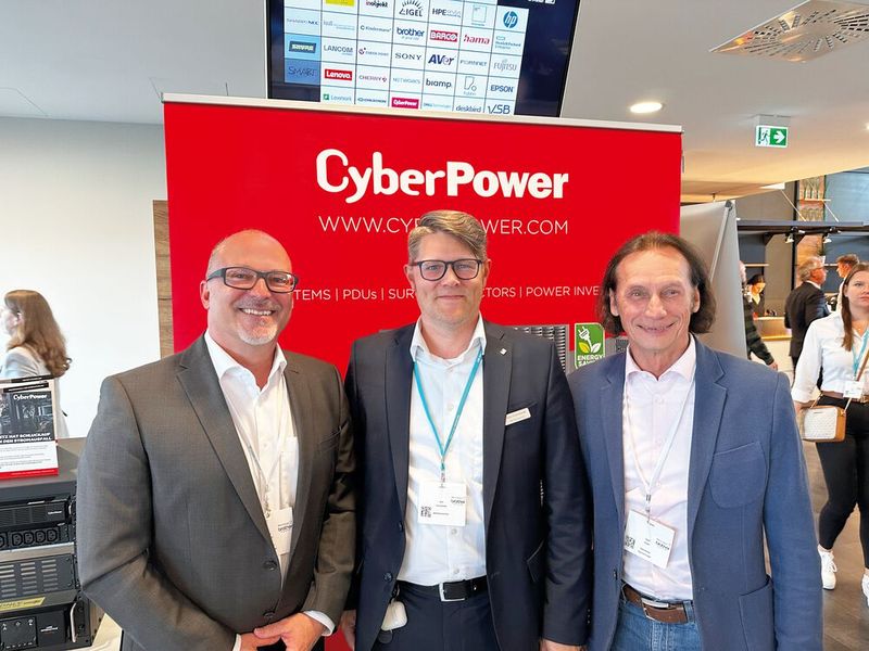 Jens Groenewold (m., MR Datentechnik) mit Fulvio Innocente und Ingolf Poyda (r., CyberPower) (Bild: Vogel IT-Medien GmbH)
