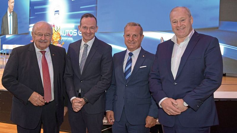 Das ZDK-Präsidium mit dem Bundesverkehrsminister: (v. l.) Jürgen Karpinski, Volker Wissing, Thomas Peckruhn und Detlef Peter Grün.(Bild:  ZDK)