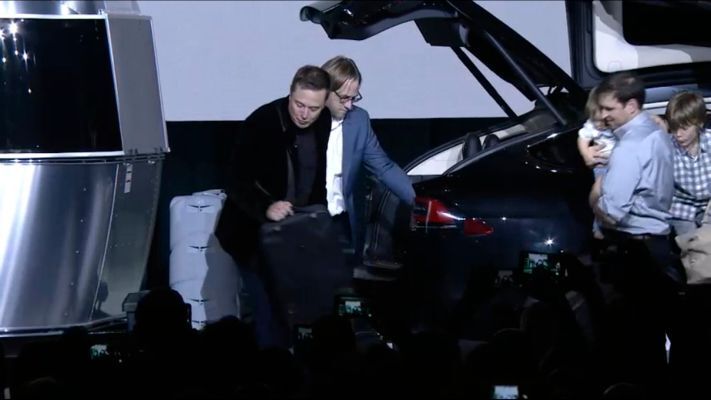 ... sowie eine ganze Menge Gepäck.  (Tesla)