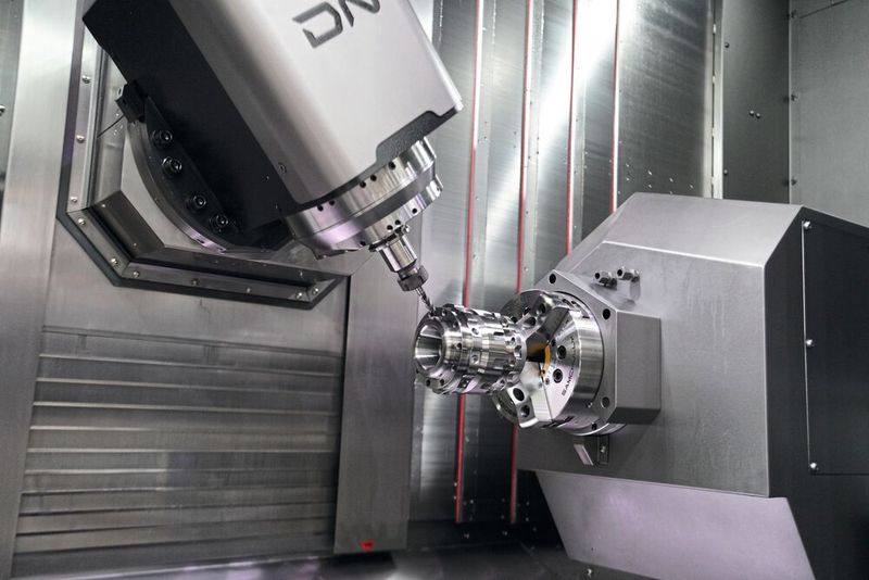Mit dem Standardwerkzeugsatz der DNX 2100 werden Bauteile in nur einem Arbeitsgang gefertigt.  (Bild:  DN Solutions)