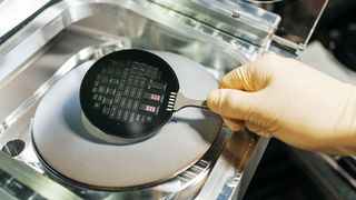 Die Mikrowelt kommt in Bewegung! Bochumer Forscher untersuchen, wie man mit Wassertropfen Mikroobjekte transportieren kann, Zoomlinsen baut, oder, wie hier, Miniantriebe aus Silizium entwickelt. (Bild: RUB)