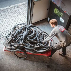 Bereits 2023 stellte Reifenspezialist Schwalbe mit dem „Green Marathon“ einen ersten Fahrradreifen mit Material recycelter Altreifen vor.(Bild:  www.schwalbe.com | pd-f)