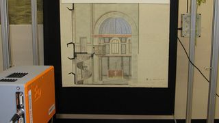 Großformatige Zeichnungen des Architekten Schinkel werden mit der Infrarotkamera durchleuchtet. (Bild: Fraunhofer WKI)
