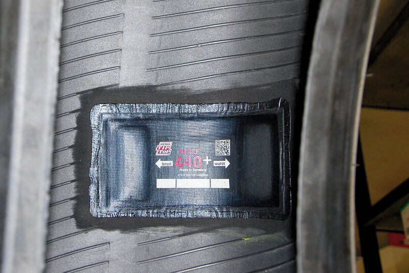 Bild 9: Die fertige Reparaturstelle: Die Ränder des Pflasters und die aufgeraute Fäche müssen noch mit Innersealer versiegelt werden. Diese Reparatur ist von den Reifenherstellern freigegeben. (Rosenow)