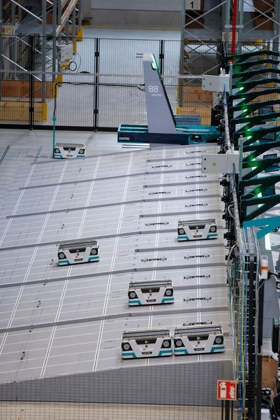 89 Roboter bewegen sich durch das Lager. (Bild: Renault)
