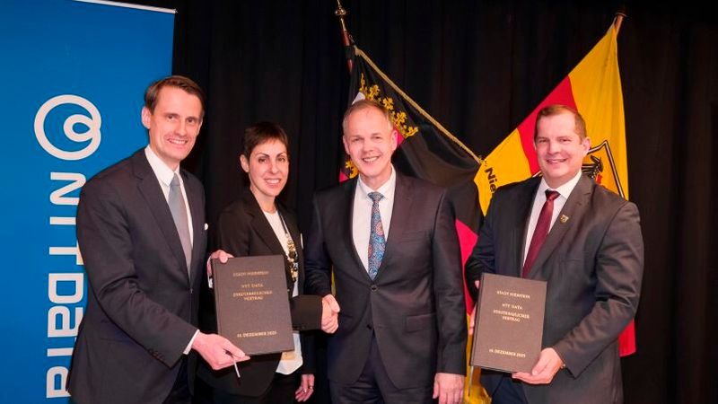 Unterzeichnung des städtebaulichen Vertrags zwischen der Stadt Nierstein und Global Data Centers von NTT DATA, von links:Jörg Reinshagen (Verantwortlicher Standortentwicklung/Recht NTT DATA), Nausicaa Voukalis (Leiterin Standortentwicklung NTT DATA), Jochen Schmitt (Bürgermeister Stadt Nierstein), Martin Groth (Bürgermeister Verbandsgemeinde Rhein-Selz).(Bild:  Verbandsgemeinde Rhein-Selz)
