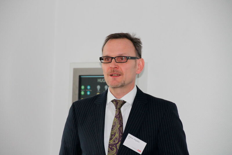Klaus Allgaier von ABB stellte auf der ABB-Pressekonferenz einen neuen HLK-Frequenzumrichter vor. (Kunze/elektrotechnik)