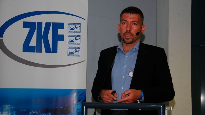 KTI-Geschäftsführer Helge Kiebach, zeigte den fachgerechten Umgang mit Fahrerassistenzsystemen in der Reparatur.  (Bild: Wenz)