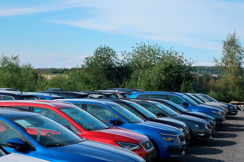 Dafür ist auf dem Gelände hinter den Showrooms viel Platz, um den hohen Durchsatz an Neu- und Gebrauchtwagen zu managen. (Bild: Grimm/»kfz-betrieb«)