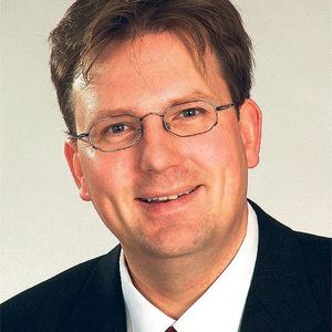 Rötger Sander, Leiter des globalen Industriemanagementteams bei Weidmüller: „Die 16-fache Mehrstockreihenklemme mit Push-in-Anschlusstechnik kann mehr als 1700 Signale pro Meter verteilen.“  Bild: Weidmüller