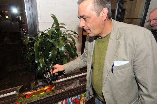 Tilo Troll (Innung Berlin) versucht, das Modellauto so nah wie möglich an die Zielmarkierung zu bugsieren. (Zietz)