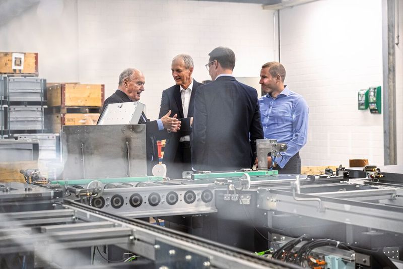 Im Gespräch: Grob und Mandatec freuen sich jedes Mal aufs Neue auf einen direkten Austausch.(Bild:  Grob)