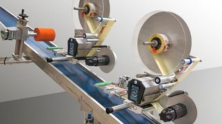 Dauerlauf! Herma zeigt auf der Interpack, wie eine neu eingeführte Redundanzfunktion dazu führt, dass zwei Etikettierer des Modells Herma 500 ohne aufwändige Programmierung so miteinander arbeiten, dass es keinerlei Unterbrechungen beim Etikettieren gibt. (Bild: Herma)