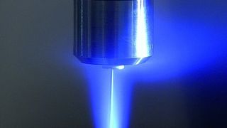 Injektor beim Ausblasen eines Sacklochs mit CO2-Schnee. Bild: Fraunhofer IPA (Archiv: Vogel Business Media)