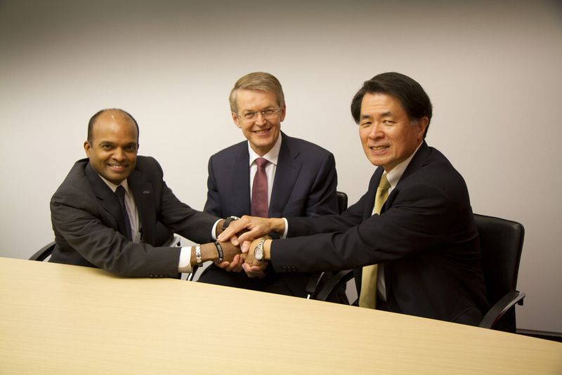 Wollen in Sachen Brennstoffzellenauto zusammenarbeiten (v.l.n.r.): Raj Nair, Group Vice President, Ford Motor Company, Daimler-Vorstandsmitglied Thomas Weber und Mitsuhiko Yamashita, Member of the Board of Directors and Executive Vice President, Nissan Motor Co., Ltd (Bild: Daimler AG)