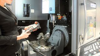 Der Safety Day am 10. März auf der Metav 2020 will mehr Klarheit in Bezug auf die Neuausrichtung der europäischen Maschinenrichtlinie bringen. Wegen der Gefahrenpotenziale spielt laut VDW auch das Thema Mensch-Maschine-Interaktion dabei eine große Rolle.  (Messe Düsseldorf / C. Tillmann)