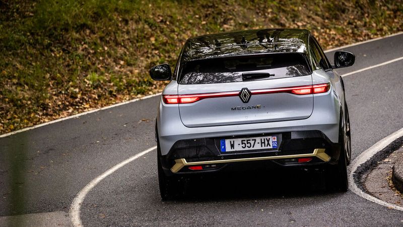 Die Einstiegsversion hat serienmäßig ein einphasiges AC-Ladegerät, das Topmodell ein dreiphasiges, was die Ladezeit an der heimischen 11-kW-Wallbox auf ein Drittel senkt. (Bild: Renault)