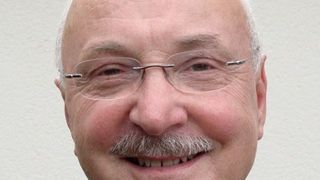 Prof. Dr. Thomas Welsch, ehemals Universität Ulm, Institut für Analytische und Bioanalytische Chemie erläutert Grundlagen, Einsatzmöglichkeiten und Regeln zur Methodenübertragung bei pellikularen Packungsmaterialien in der UHPLC. (privat)