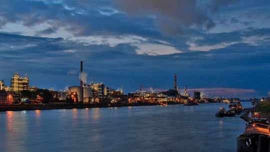 Dunkle Wolken über der Chemie: Während die Energieprojekte brummen, ist bei der Prozessindustrie der Wurm drin.(Bild:  frei lizenziert /  Pixabay)