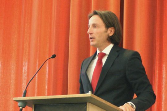 Thomas Hanswillemenke, Vorstand Kfz der Santander Consumer Bank, stellte sich den Fragen der teilnehmenden Händler bezüglich des bevorstehenden Bankenwechsels. (Vera Scheid)